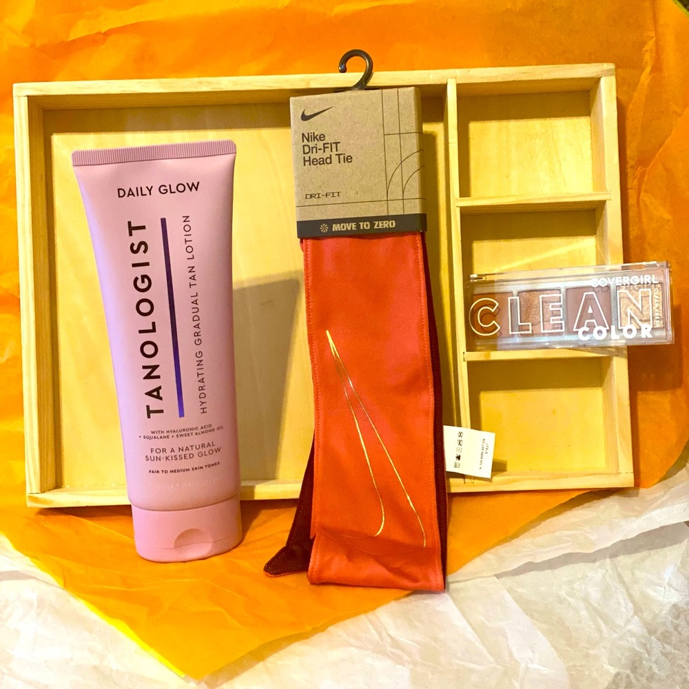 👛 DAILY GLOW TANOLOGIST | NIKE DRI-FIT HEAD TIE
| COVER GIRL EYESHADOW PALETTE